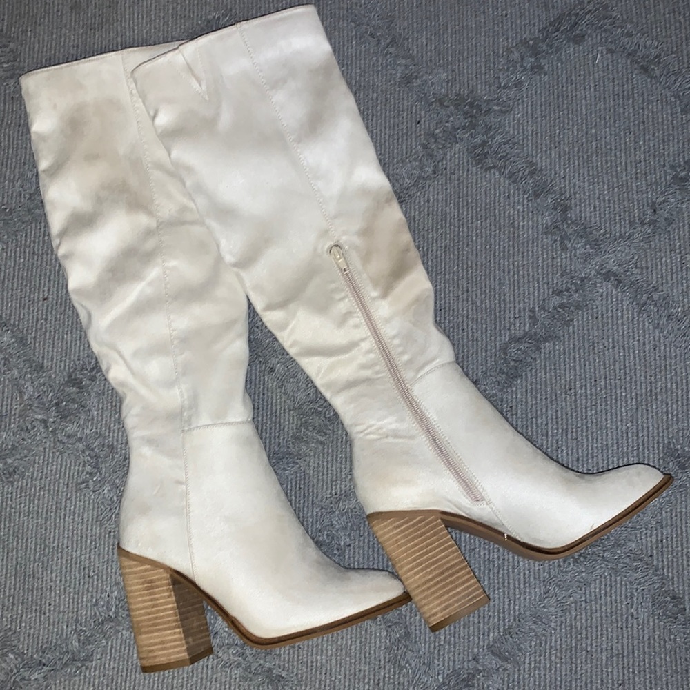 Ccocci Nicole style knee high heeled ivory Swede boots. Size womens 5 1/2